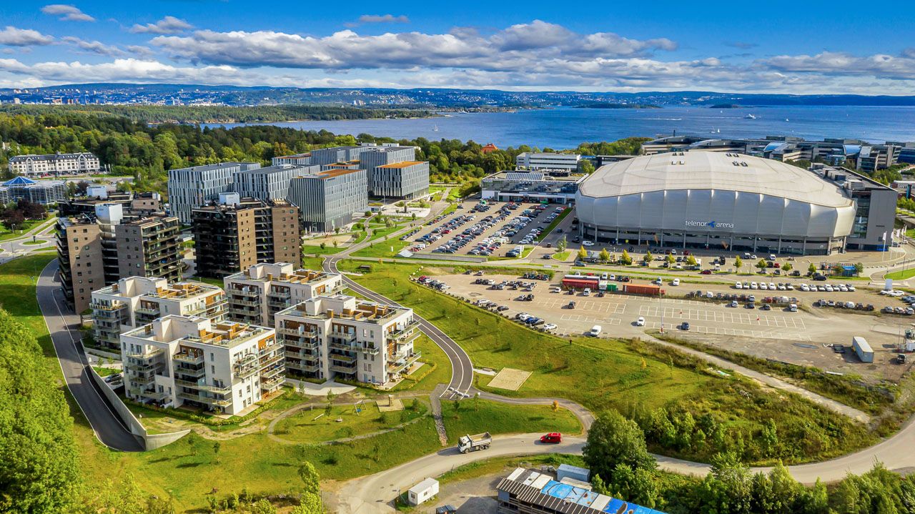 Boligblokker ved fjorden i Oslo fotografert fra lufta