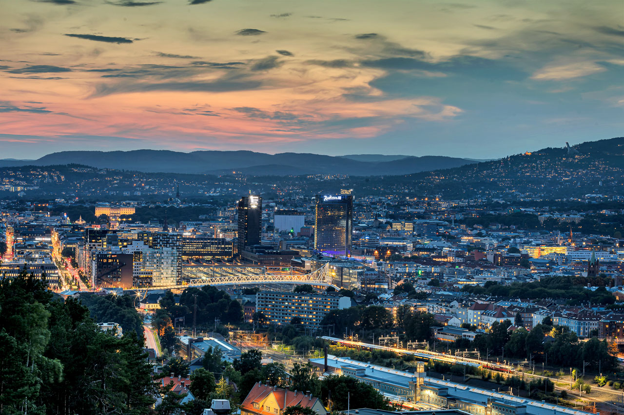 Oslo by i kveldslys fotografert fra lufta mot sentrum